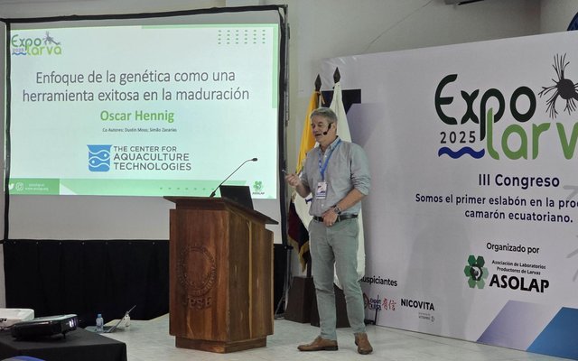 Oscar Hennig presenting at Expo Larva 2025 in Ecuador